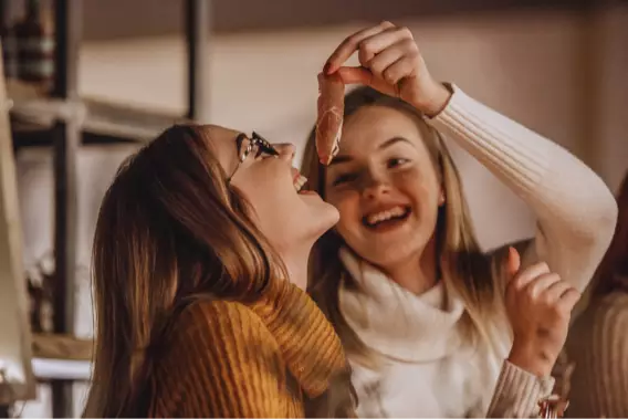 Deux jeunes femmes dégustent du Jambon sec